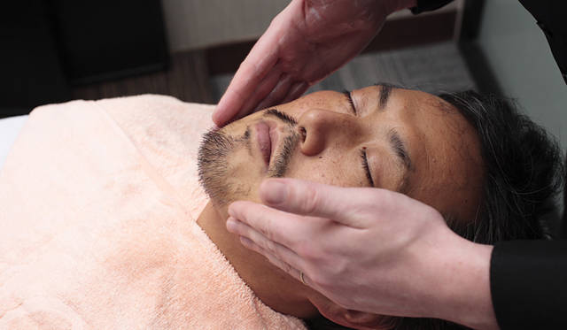  アフターシェーブローションは清涼感が楽しめます。手のひらでよくなじませてから顔に塗ってください。刺激が苦手な方にはアフターシェーブバームをおすすめします