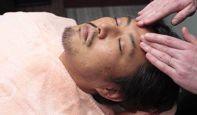  フェイシャルモイスチャライザーはコエンザイムQ10に加えカルノシンも配合。保湿だけでなくシワやシミを抑えるアンチエイジング効果もあり。就寝前に目のまわりや額に塗っても効果的です