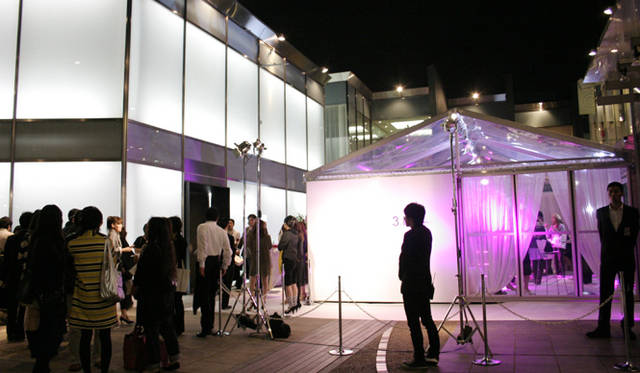 左が3.1 フィリップ リム青山店、右が特設テント