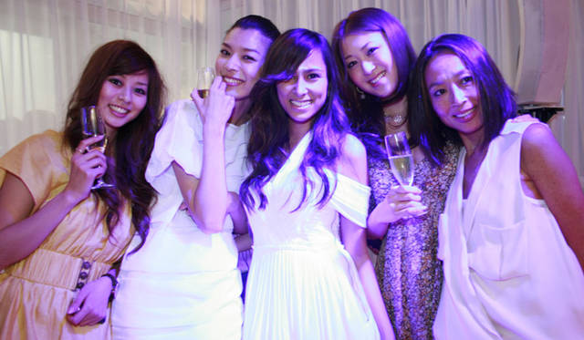 モデルのえれなさん、生方ななえさん、山本真里有さん、渡香奈さん、スタイリストの亘つぐみさん