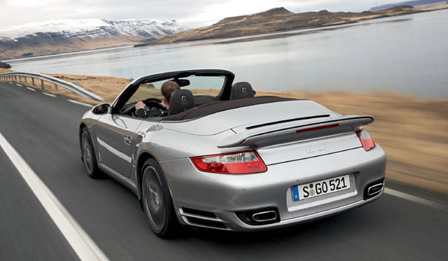 <b>PORSCHE 911 TURBO CABRIOLET｜ポルシェ911ターボカブリオレ</b><br>オープン化にともないボディの補強を施したにもかかわらず、重量の増加はわずか70kg。万一の場合にはリアシート背後に収められるロールオーバーバーが乗員の安全を確保する。