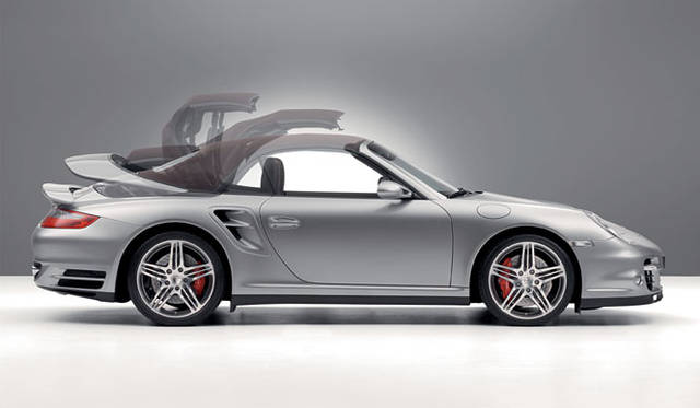 <b>PORSCHE 911 TURBO CABRIOLET｜ポルシェ911ターボカブリオレ</b><br>軽量かつ素早い動作を実現するソフトトップは約20秒で開閉が可能。50km/h以下なら走行中の操作も可能だ。