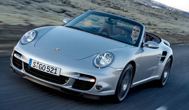 <b>PORSCHE 911 TURBO CABRIOLET｜ポルシェ911ターボカブリオレ</b><br>他のターボモデル同様、911ターボカブリオレも電子制御マルチプレートクラッチを用いたフルタイム4WDを採用する。トランスミッションはティプトロニックSを備えた5段オートマチックだ。