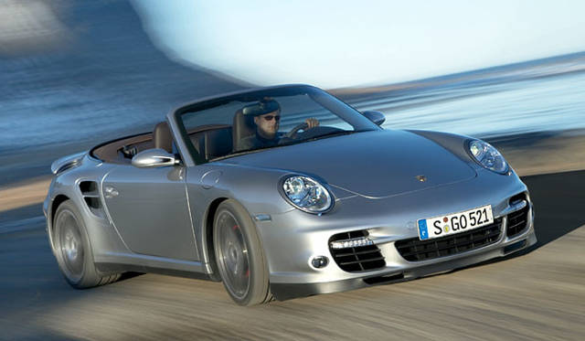 <b>PORSCHE 911 TURBO CABRIOLET｜ポルシェ911ターボカブリオレ</b><br>エンジンルームに収まる3.6リッター“フラット6”には、可変タービンジオメトリー（VTG）のツインターボが備わり、480ps、620Nmという圧倒的な性能を示す。