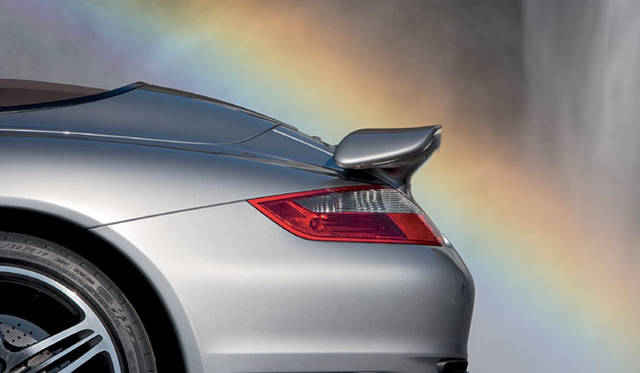 <b>PORSCHE 911 TURBO CABRIOLET｜ポルシェ911ターボカブリオレ</b><br>可動式のリアウイングは120km/h以上で自動的にせり上がる設計。