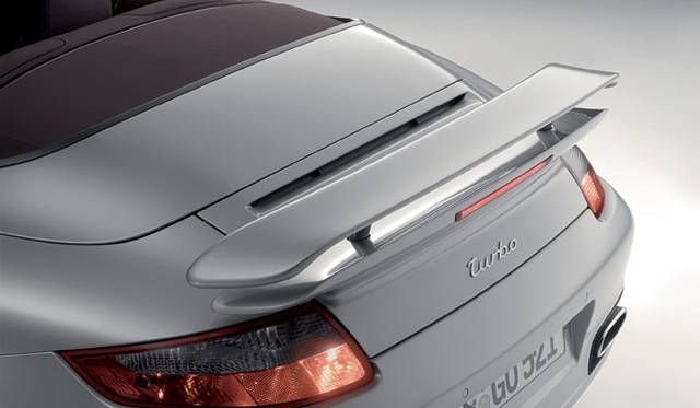 <b>PORSCHE 911 TURBO CABRIOLET｜ポルシェ911ターボカブリオレ</b><br>911ターボカブリオレのリアウイングは、クーペよりも30mm高く上昇。911カブリオレのなかでは唯一リアアクスルにダウンフォースを与えることができる設計だ。
