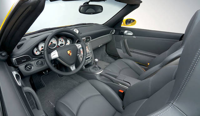 <b>PORSCHE 911 TURBO CABRIOLET｜ポルシェ911ターボカブリオレ</b><br>他のクーペモデル同様、2+2のシートレイアウトを採用。オプションのスポーツクロノパッケージを選べば、オーバーブースト機能により、一時的に最大トルクを680Nmまで高めることが可能だ。