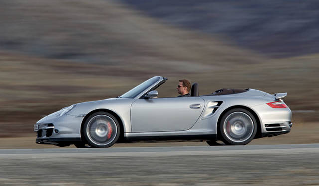 <b>PORSCHE 911 TURBO CABRIOLET｜ポルシェ911ターボカブリオレ</b><br>911ターボカブリオレにはPASM（ポルシェ アクティブ サスペンション マネージメントシステム）が標準で備わり、スポーティな走行と快適さを両立することができる。