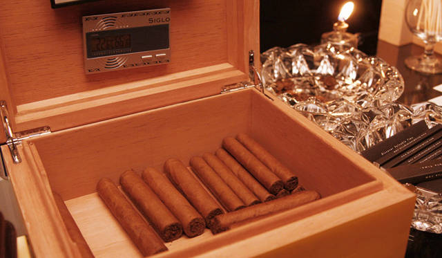 シガーレディーによるシガー・サービスも好評