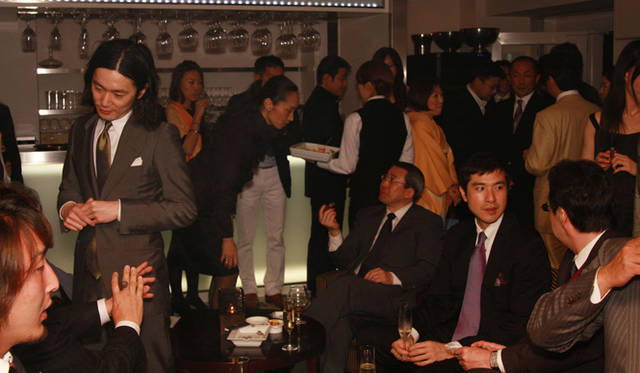 シャンパンやブランデーを飲みながら、くつろいで葉巻を楽しむお客さま