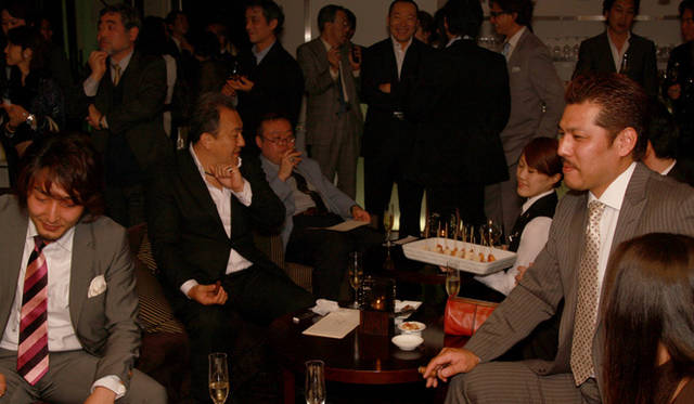 シャンパンやブランデーを飲みながら、くつろいで葉巻を楽しむお客さま