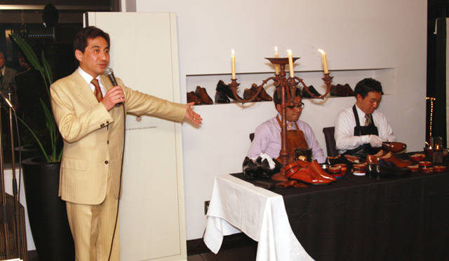 ベルルッティの専任カラリストによるシューシャイニング（靴磨き）を紹介するLVJグループ株式会社 ベルルッティ カンパニー プレジデント＆CEOの今村英雄氏