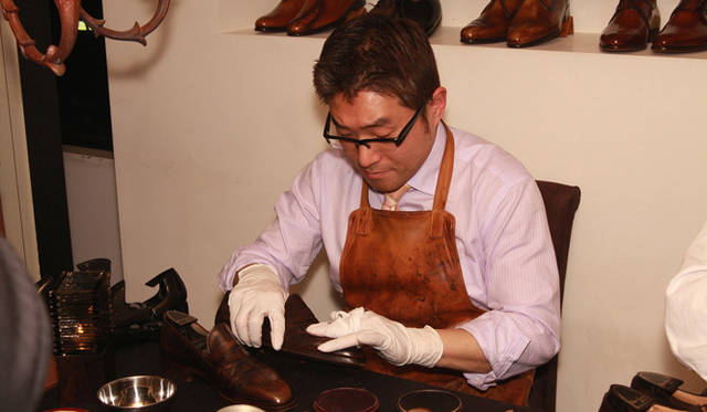 ベルルッティによるパティーヌ（色付け技法）のパフォーマンス