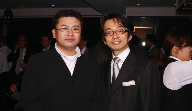 「アロマ・デ・ニカ」のブランド・ロゴをデザインしたデザイナーの藤田 栄氏（左）