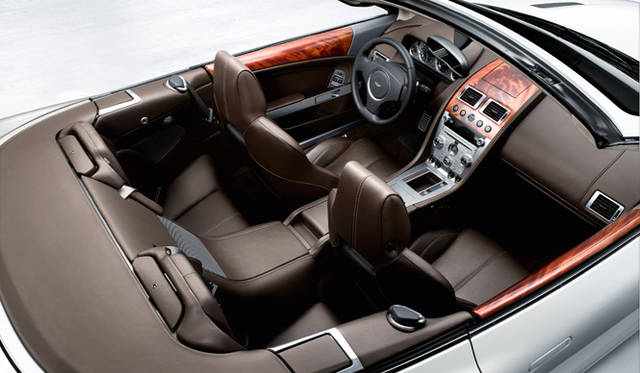 <br>オールアルミボディは“VHアーキテクチャー”なるスペースフレーム構造により、軽量かつ高い剛性を誇る。