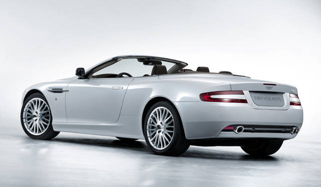 <br>トランスミッションは6段マニュアルと6段オートマチックの“タッチトロニックII”が選べる。後者ではシフトレバーが存在せず、レンジの選択はボタンを押すという斬新なスタイル。