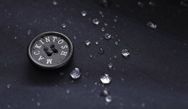 ロンドン・サヴィルロウの仕立て職人の技術と勝るとも劣らない力量のほどを見せるマッキントッシュの職人たち。自信に満ちたその表情は、ジョンブル魂そのものだ。使い込まれた道具とともに男たちの手は、日々あたらしいマッキントッシュを生み出している