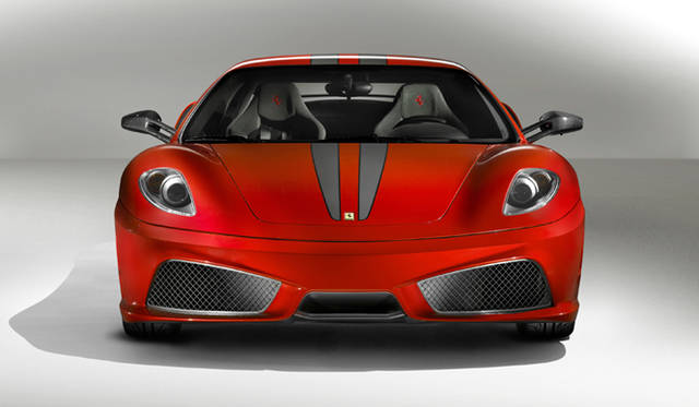 <b>FERRARI 430 SCUDERIA｜フェラーリ 430スクーデリア</b><br>F430を進化させ、リアエンジンフェラーリの運動性能を極めたのが430スクーデリア。その名が示すとおり、フェラーリのF1での経験が随所にちりばめられる。