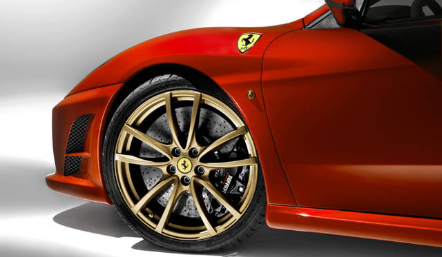 <b>FERRARI 430 SCUDERIA｜フェラーリ 430スクーデリア</b><br>510psのパワーに対して、430スクーデリアの車両重量はわずか1250kg。2.45kg/psのパワーウエイトレシオを誇る。ブレーキはカーボンセラミック素材を用いた専用システムが搭載される。