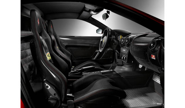 <b>FERRARI 430 SCUDERIA｜フェラーリ 430スクーデリア</b><br>430スクーデリアのインテリア。軽量化を図るためにフルカーボン製シェルが用いられるシートや各種ハイテク素材が、スポーツマインドに火をつける。
