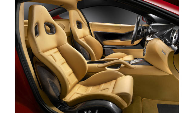 <br>599の室内はグランツーリズモにふさわしいスポーティかつ快適な仕上がりを誇る。レザーとカーボンが印象的なコクピットは丁寧に手作りされ、走る楽しさとともに、所有する歓びをオーナーに与える。