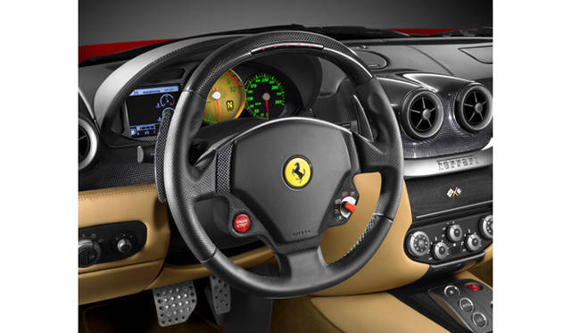 <br>ステアリングホイールにはF1スーパーファーストギアボックス用のパドルとマネッティーノ用のスイッチを配置。F1感覚のドライビングが堪能できる。