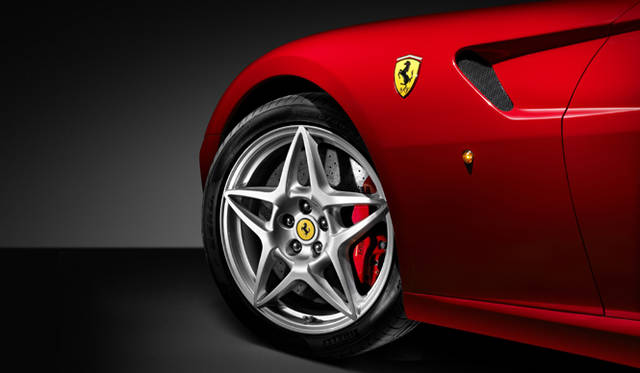 <br>サスペンションは磁性流体を用いて素早く減衰力を変更できる“SCM”電子制御ダンパーを採用する。