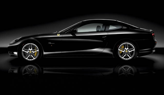 <br>美しい2+2のクーペボディはピニンファリーナの作。V12エンジンをフロント収め、後輪を駆動する。前46：後54という理想的な前後重量配分を実現した。