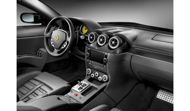 <br>レザーとアルミで彩られた612スカリエッティのインテリアはスポーティで洗練された雰囲気。トランスミッションは、パドルシフトを備えるF1タイプがいまの主流。