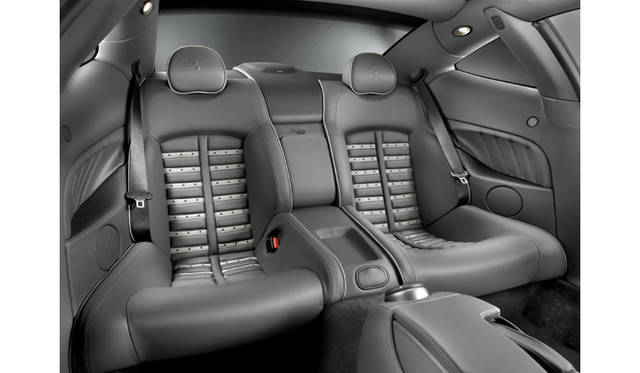 <br>2+2といいながら、上等な後席がおごられるのも612スカリエッティの特徴。ラゲッジスペースも実用的なサイズが確保される。