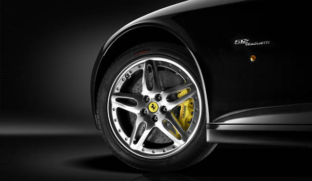 <br>フロントに搭載されるのはバンク角65度の5.75リッターV12エンジン。最高出力の540psを7250rpmで絞り出す。