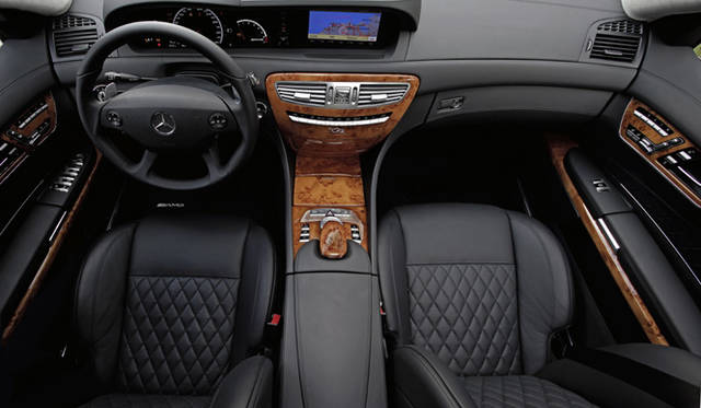 <b>Mercedes-Benz CL65 AMG/CL63 AMG｜メルセデス・ベンツ CL65 AMG/CL63 AMG</b><br>CL65 AMGとCL63 AMGには専用のインテリアデザインが採用される。AMGデザインのステアリングにはアルミのパドルシフトが装着され、シフト操作の楽しさを倍増させる。ダイヤモンド形状のシートやドアの内張、IWCデザインのアナログ時計などもAMGならではの演出だ。
