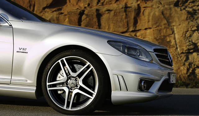 <b>Mercedes-Benz CL65 AMG/CL63 AMG｜メルセデス・ベンツ CL65 AMG/CL63 AMG</b><br>AMGデザインの5ツインスポークアルミホイールはCL65 AMGに標準装備。タイヤは前255/35ZR20、後275/35ZR20と異なるサイズを履く。
