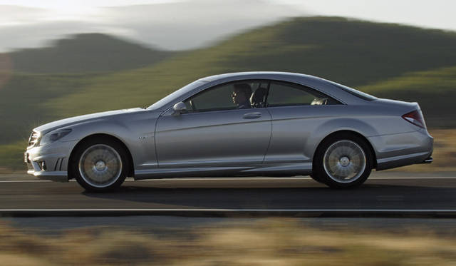 <b>Mercedes-Benz CL65 AMG/CL63 AMG｜メルセデス・ベンツ CL65 AMG/CL63 AMG</b><br>ハイスピードドライビングに適したエアロフォルムをまとったCL63 AMG。フロントスポイラーに加えて、サイドスカートも専用デザインとなる。