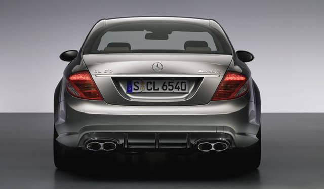 <b>Mercedes-Benz CL65 AMG/CL63 AMG｜メルセデス・ベンツ CL65 AMG/CL63 AMG</b><br>CL65 AMG、CL63 AMGともに、AMGデュアルツインマフラーを標準で装着。専用のリアスカートとともに、ポテンシャルの高さがうかがえるデザインだ。
