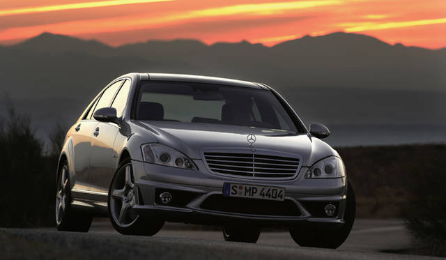 <b>Mercedes-Benz S65 AMG LONG/S63 AMG LONG｜メルセデス・ベンツ S65 AMGロング/S63 AMGロング</b><br>メルセデス・ベンツのフラグシップサルーンを、AMGがモータースポーツで培った技術力で、さらにエキサイティングなものにしたのがS65 AMGとS63 AMGだ。