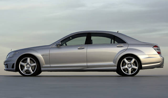 <b>Mercedes-Benz S65 AMG LONG/S63 AMG LONG｜メルセデス・ベンツ S65 AMGロング/S63 AMGロング</b><br>高速域での安定性を実現するために、AMGデザインのスタイリングパッケージ（フロントスポイラー、サイドスカート、リアスカート）を装着する。