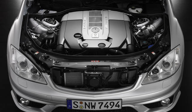 <b>Mercedes-Benz S65 AMG LONG/S63 AMG LONG｜メルセデス・ベンツ S65 AMGロング/S63 AMGロング</b><br>S65 AMGに搭載されるのは、AMG最強を誇る6リッターV12ツインターボエンジン。スペックは612ps、1000Nmに達する。トランスミッションは、5速のAMGスピードシフトが組み合わされる。