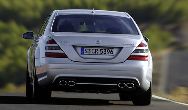 <b>Mercedes-Benz S65 AMG LONG/S63 AMG LONG｜メルセデス・ベンツ S65 AMGロング/S63 AMGロング</b><br>AMG自慢のV8エンジンを搭載するのがS63 AMGだ。SL65 AMG同様、AMGデザインのデュアルツインマフラーを採用する。