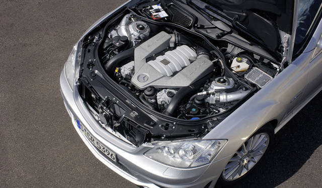<b>Mercedes-Benz S65 AMG LONG/S63 AMG LONG｜メルセデス・ベンツ S65 AMGロング/S63 AMGロング</b><br>S63 AMGに搭載されるV8は、AMGが独自に開発した自信作。6.2リッターの自然吸気エンジンはレスポンスに優れ、胸の空く加速を実現する。組み合わされるのは7段のAMGスピードシフト。