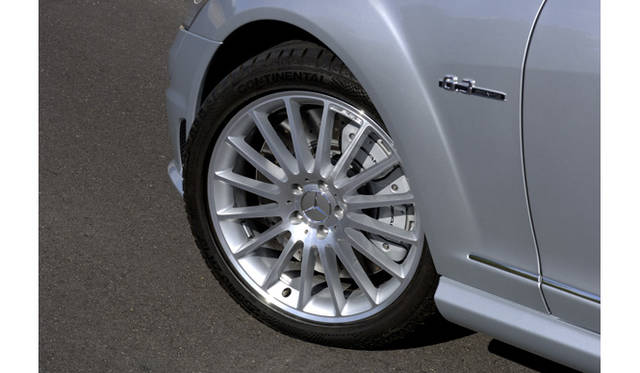 <b>Mercedes-Benz S65 AMG LONG/S63 AMG LONG｜メルセデス・ベンツ S65 AMGロング/S63 AMGロング</b><br>S63 AMGにはAMGデザインのマルチスポークアルミホイールが装着される。タイヤサイズはS65 AMGと同一で、前255/40ZR19、後275/40ZR19。