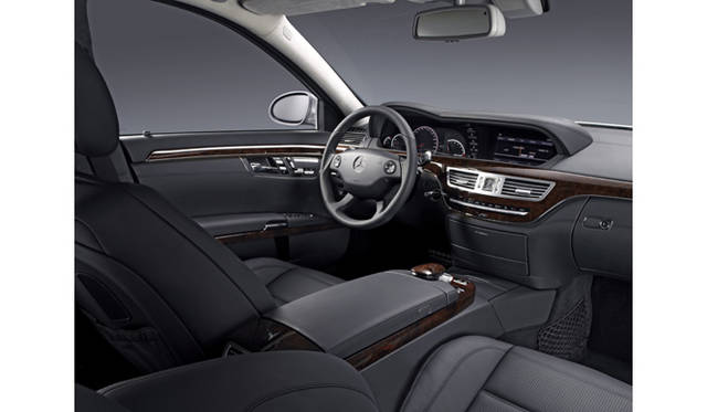 <b>Mercedes-Benz S65 AMG LONG/S63 AMG LONG｜メルセデス・ベンツ S65 AMGロング/S63 AMGロング</b><br>Sクラスのトップモデルにふさわしい上質なインテリア。ステアリングにはアルミのパドルシフトが装着され、マニュアルシフト時を容易にする。IWCデザインのアナログ時計はAMGだけの装備だ。