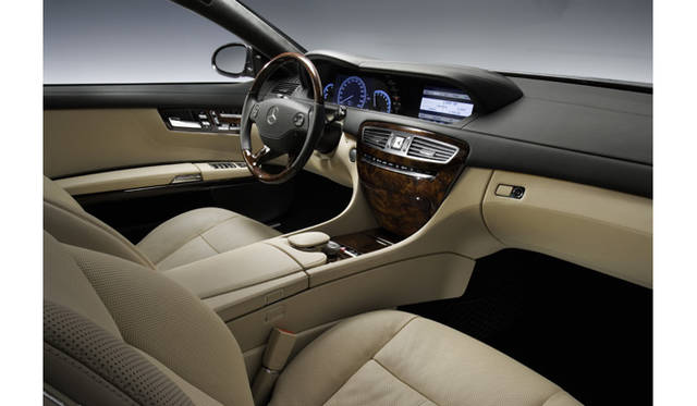 <b>Mercedes-Benz CL600｜メルセデス・ベンツ CL600</b><br>CL600の室内。 “コマンドシステム”や“ダイレクトセレクト”など、最新のマン・マシン・インターフェースにより、すっきりとしたデザインを実現する。