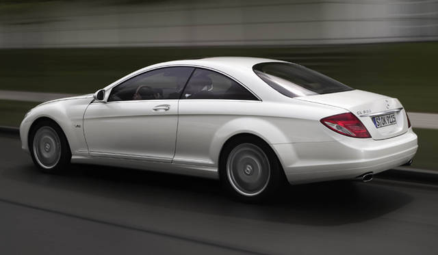 <b>Mercedes-Benz CL600｜メルセデス・ベンツ CL600</b><br>Bピラーのないデザインが、クーペならではのスタイリッシュなフォルムを強調している。タイヤは前255/45Ｒ18、後275/45Ｒ18を採用する。