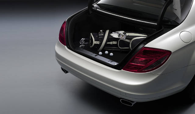 <b>Mercedes-Benz CL600｜メルセデス・ベンツ CL600</b><br>大人ふたりが長距離旅行に出かけるには十分なサイズのトランクを備えるCL600。VDA法によるトランク容量は440リッターに達する。