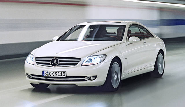 <b>Mercedes-Benz CL600｜メルセデス・ベンツ CL600</b><br>ロングツーリングをサポートする機能として、夜間走行時に障害物を赤外線で捉えるナイトビューアシストや、ステアリングの操舵角にあわせてヘッドライトの向きを変えるアクティブライトシステムを標準で装着。レーダー方式のクルーズコントロールの“ディストロニック”はオプションで用意される。