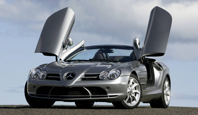 <b>Mercedes-Benz SLR MCLAREN ROADSTER｜メルセデス・ベンツ SLRマクラーレン ロードスター</b><br>メルセデス・ベンツがF1のテクノロジーにより生み出したロードゴーイングスポーツがSLRマクラーレン。2003年にクーペが誕生。2007年に登場したロードスターはその後継モデルにあたる。