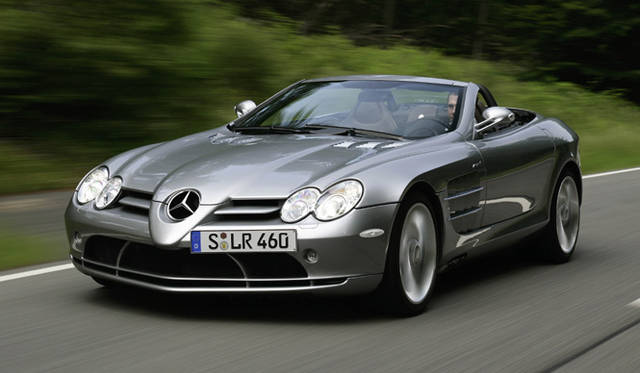 <b>Mercedes-Benz SLR MCLAREN ROADSTER｜メルセデス・ベンツ SLRマクラーレン ロードスター</b><br>クーペ同様、SLRマクラーレン ロードスターは、F1のパートナーであるイギリスのマクラーレンと共同で開発されたスーパースポーツ。生産はイギリスの専用工場で行われている。