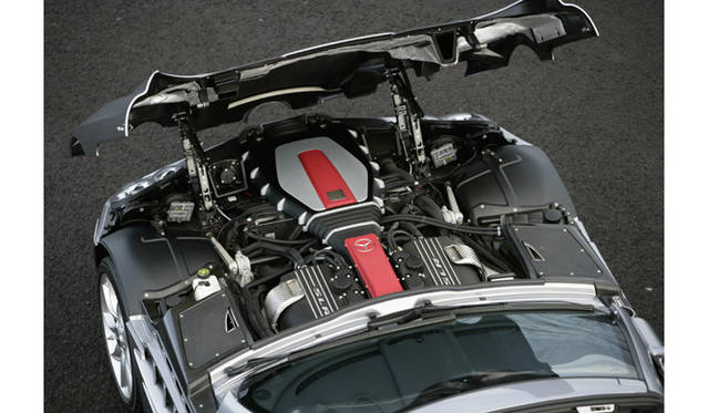 <b>Mercedes-Benz SLR MCLAREN ROADSTER｜メルセデス・ベンツ SLRマクラーレン ロードスター</b><br>エンジンはAMGがこのクルマのためにチューンした5.5リッターV8スーパーチャージャーを搭載。5段オートマチックと組み合わされ、0-100km/h加速3.8秒の実力を誇る。