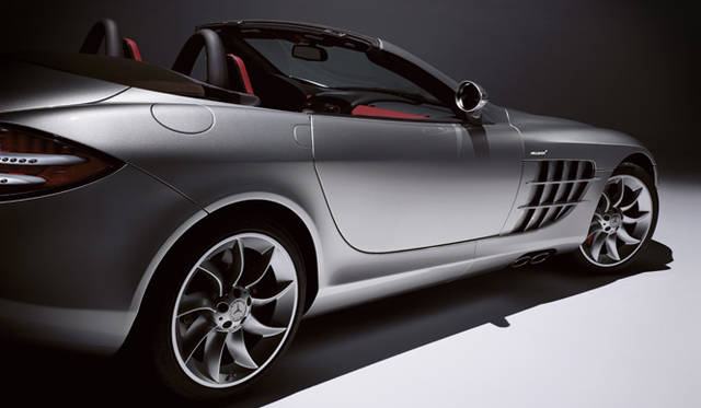 <b>Mercedes-Benz SLR MCLAREN ROADSTER｜メルセデス・ベンツ SLRマクラーレン ロードスター</b><br>ルーフは、軽量化とスタイルを両立すべく、キャンバストップを採用する。シート背後にはロールバーが設置される。